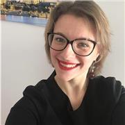 Competente e autorevolmente simpatica! Appassionata della didattica della lingua tedesca, della letteratura e cultura tedesca! Una vera tedesca nell’anima!